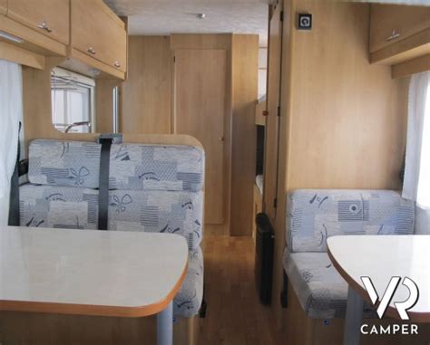 Interno di un camper mansardato Elnagh Clipper 50