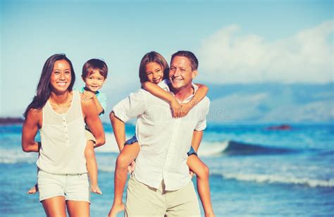 Famiglia che si diverte in un camper