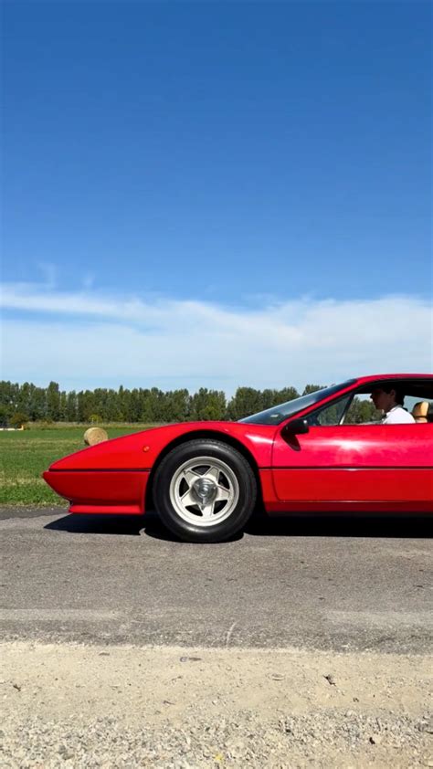 Interno cabina di una Ferrari da corsa, con dettagli curati