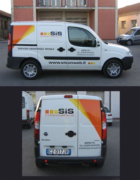 Installazione di un adesivo prespaziato su un'auto