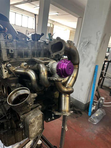 Veicolo sportivo con wastegate esterna visibile