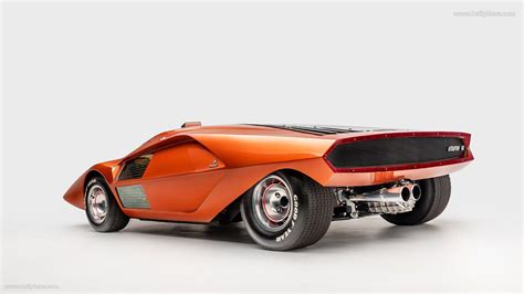 Lancia Stratos Zero in un'ambientazione futuristica
