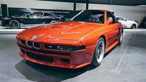 BMW M8 prototipo del 1990 in un hangar