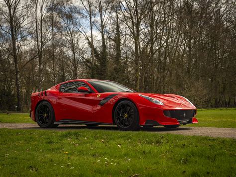 Ferrari F12 tdf in livrea Rosso Scuderia su pista