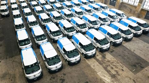 Flotta di veicoli aziendali personalizzati che transitano per le vie di Milano