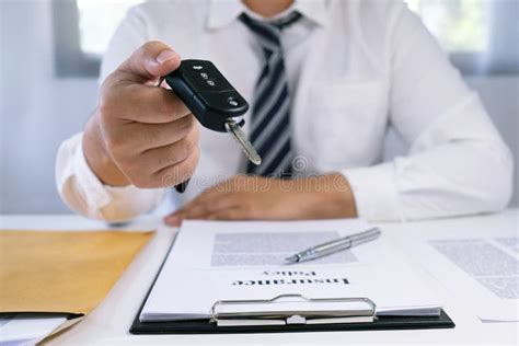 Immagine tematica: Uomo che riceve le chiavi di un'auto nuova consegnata a domicilio