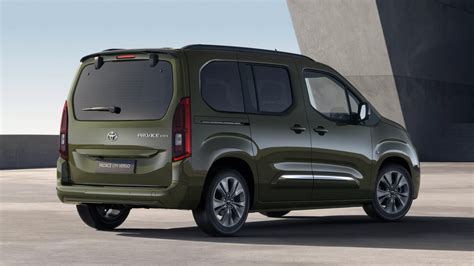 Toyota Verso vista posteriore con bagagliaio aperto