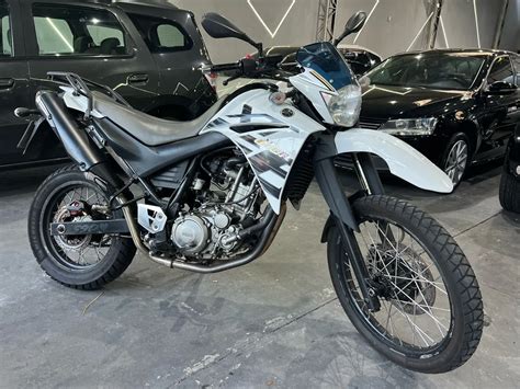 Motocicletta Yamaha XT 660 R su strada asfaltata e su sentiero sterrato