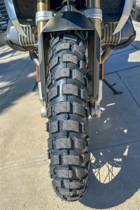 Motocicletta con pneumatici Heidenau K60 Ranger su sentiero fangoso