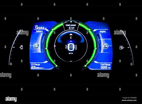 Cruscotto di un'auto moderna con display digitale e informazioni sul cambio