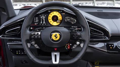 Interno di una vettura sportiva con paddle al volante per il cambio sequenziale