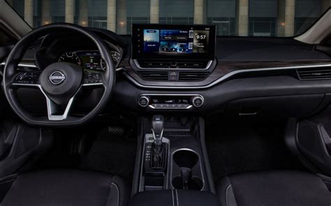Interno di una Nissan Altima con cruscotto moderno