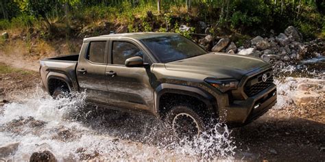 Immagine di una Toyota Tacoma con cerchi off-road aggressivi montati.