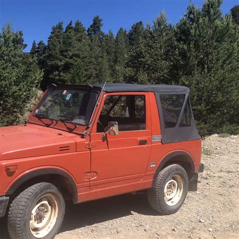 Suzuki Samurai cabriolet con parabrezza ribaltato
