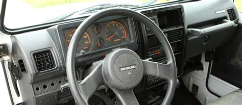 Interni spartani della Suzuki Samurai
