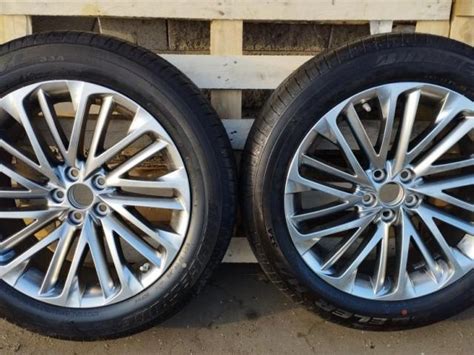 Lexus RX 350 con cerchi in lega personalizzati