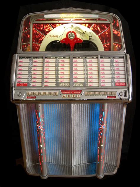 Diversi modelli di jukebox Seeburg, Wurlitzer e Rock-Ola dagli anni '40 ai '60