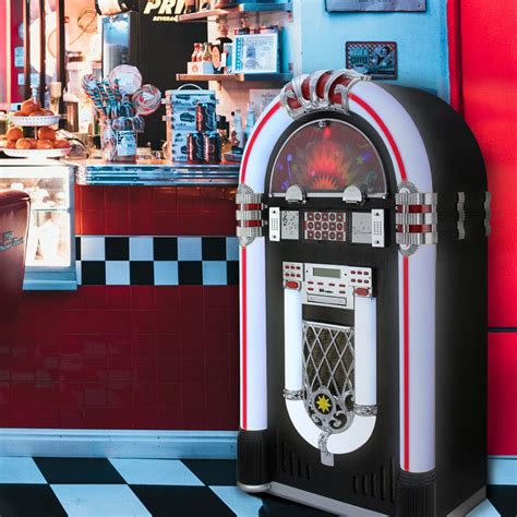 Giovani che ballano intorno a un jukebox in un locale anni '50