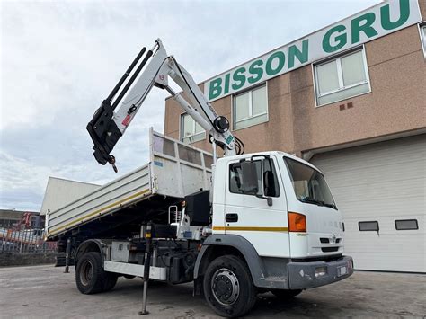 Vista laterale di un Nissan Atleon con cassone ribaltabile