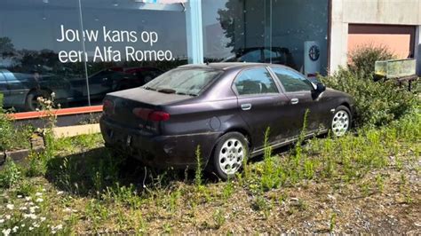 Alfa Romeo 156 GTA blu in una concessionaria abbandonata