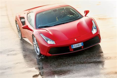 Ferrari 488 su strada panoramica