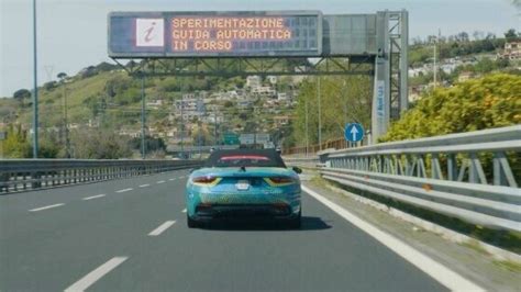 Auto a guida autonoma su strada