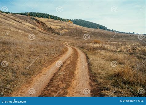 Immagine di un'auto Subaru XV su una strada sterrata