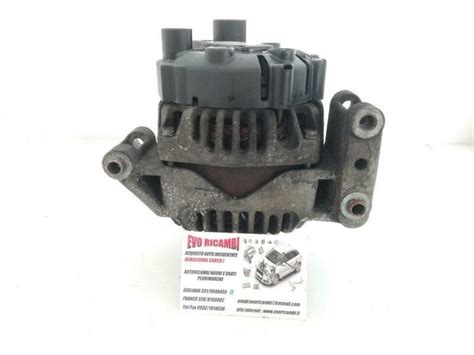 Motore Fiat Multijet con alternatore in evidenza