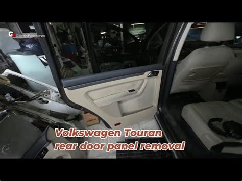 Particolare della verniciatura di una Volkswagen Touran con un difetto di