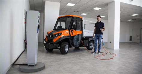 Veicolo elettrico 4x4 su un percorso sterrato