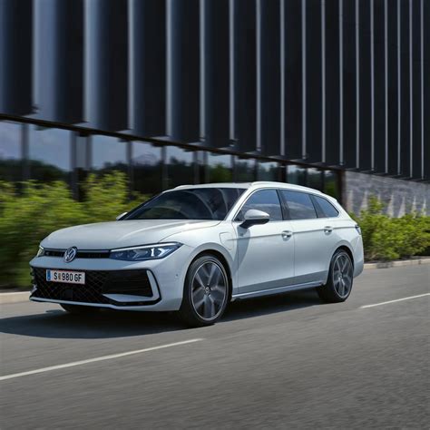 Immagine ravvicinata della Nuova Passat R-Line Plus, evidenziando i dettagli estetici sportivi