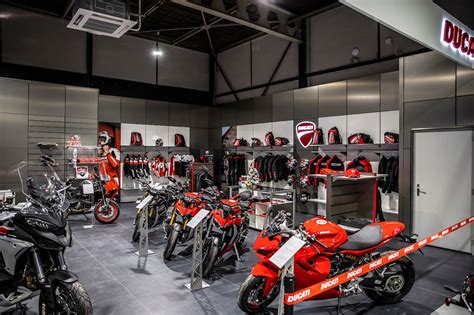 Interno di una concessionaria moto con numerosi modelli esposti