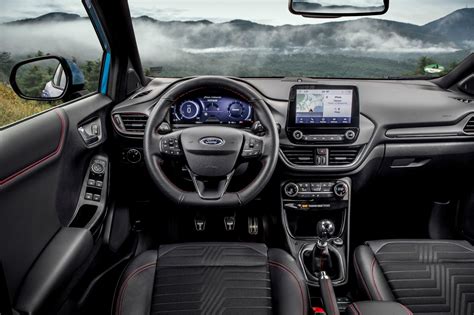 Interni moderni di una Ford Puma con display digitale