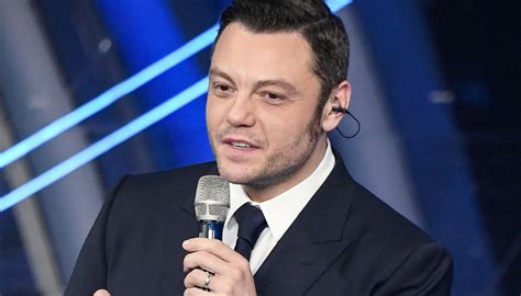 Tiziano Ferro con espressione seria durante un monologo