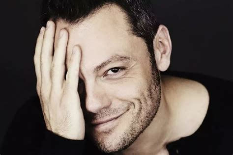Tiziano Ferro in videochiamata, con uno sguardo preoccupato