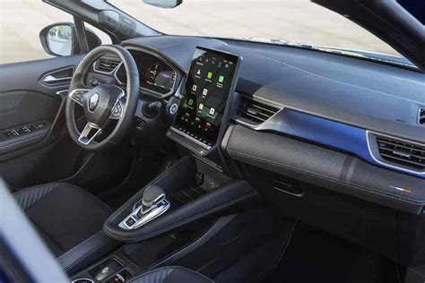 Interni di una Renault Captur moderna con focus sul tunnel centrale