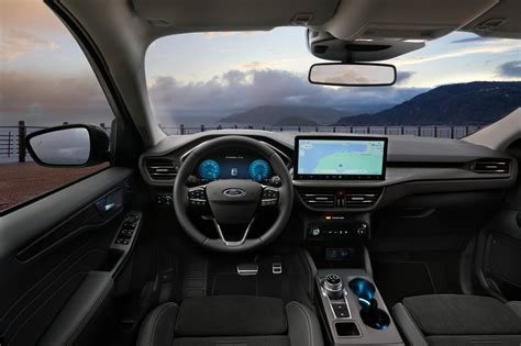 Interni spaziosi Ford Kuga con divano scorrevole