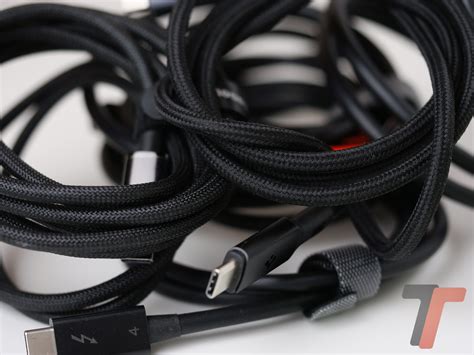Smartphone e cavo USB collegati a un computer