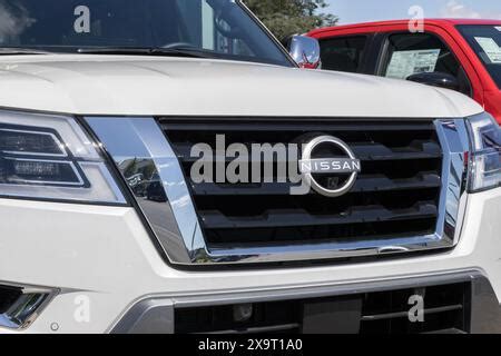 Interni di una concessionaria Nissan con modelli in esposizione