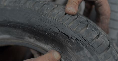 Pneumatici usurati su un'auto