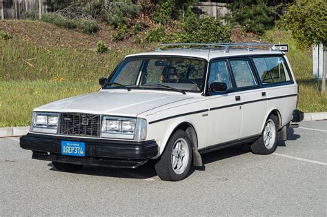 Volvo 245 station wagon in un paesaggio naturale