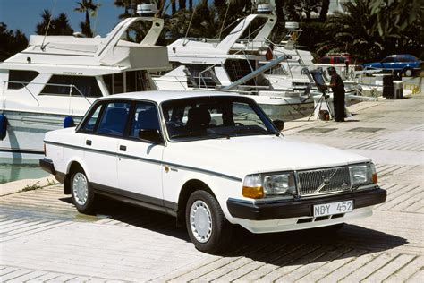Dettaglio del frontale della Volvo 240 serie iniziale