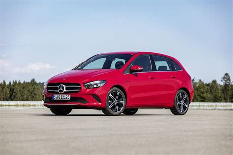 Mercedes Classe B 250 e in ambiente urbano
