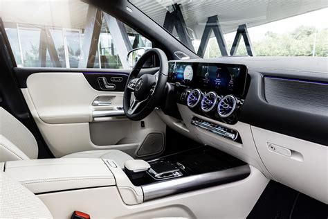 Interni Mercedes Classe B 250 e con sistema MBUX