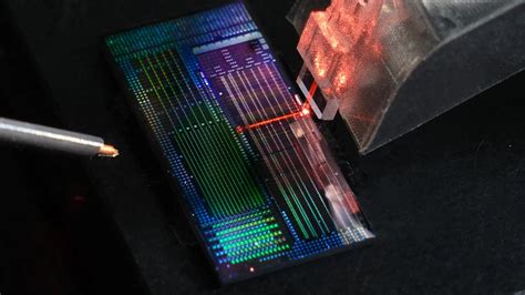 Dettaglio macro di un chip LED 1819549N montato su supporto ceramico
