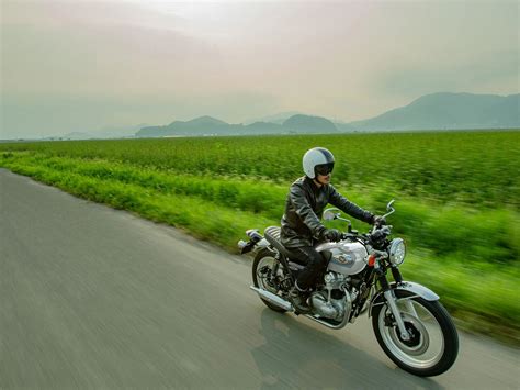Motociclista su Kawasaki W800 in curva