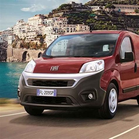Veicoli commerciali Fiat Doblò e Fiorino in un contesto urbano