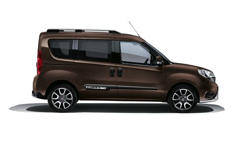 Fiat Doblò Trekking in un ambiente naturale con strade sterrate