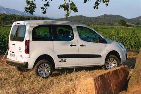 Citroën Berlingo 4x4 Dangel in azione su un terreno sterrato