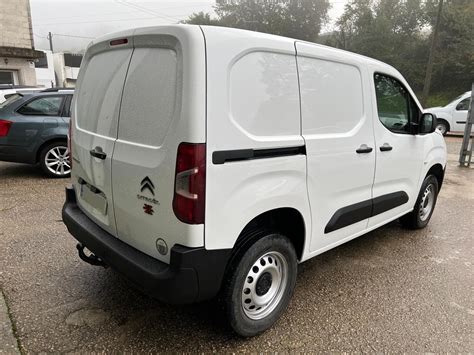 Interni di una Citroën Berlingo Dangel che mostra il vano di carico